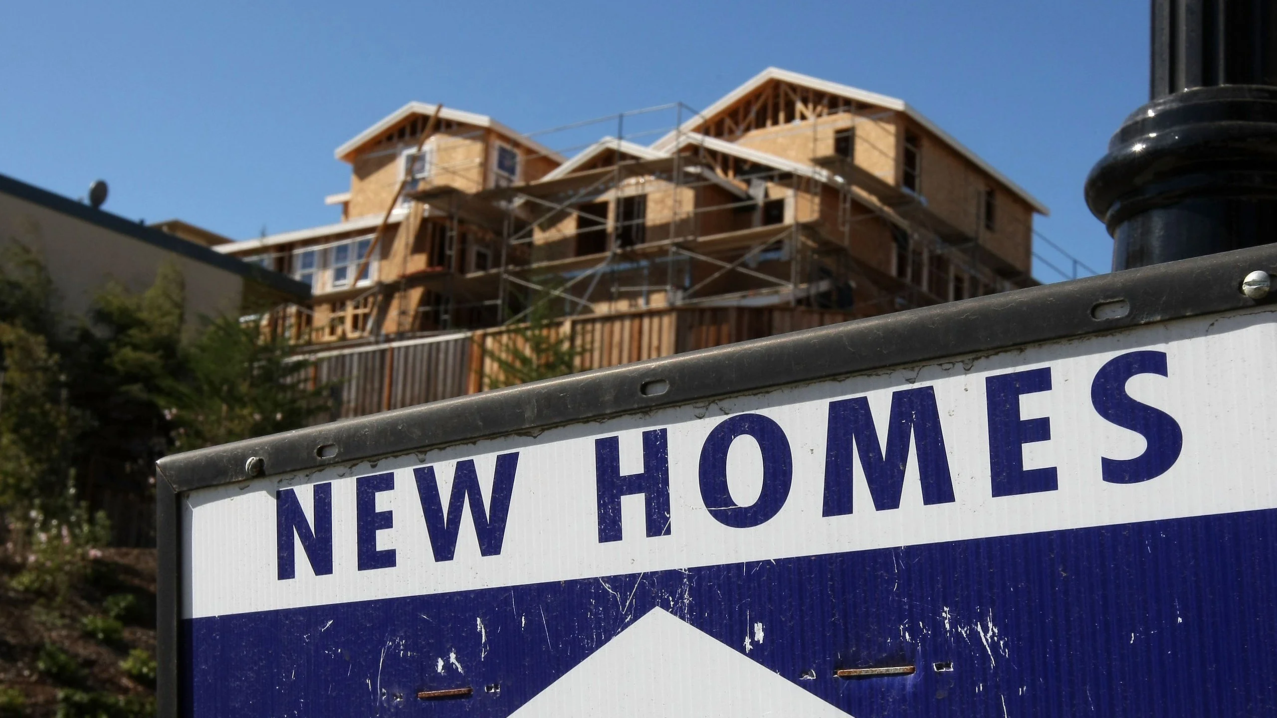 New-Home Sales Decline Amid High Prices and Stagnant Mortgage Rates