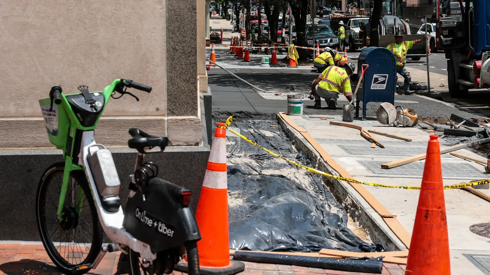 Private Construction Spending Declines: Data Centers Lead Amidst Market Weakness